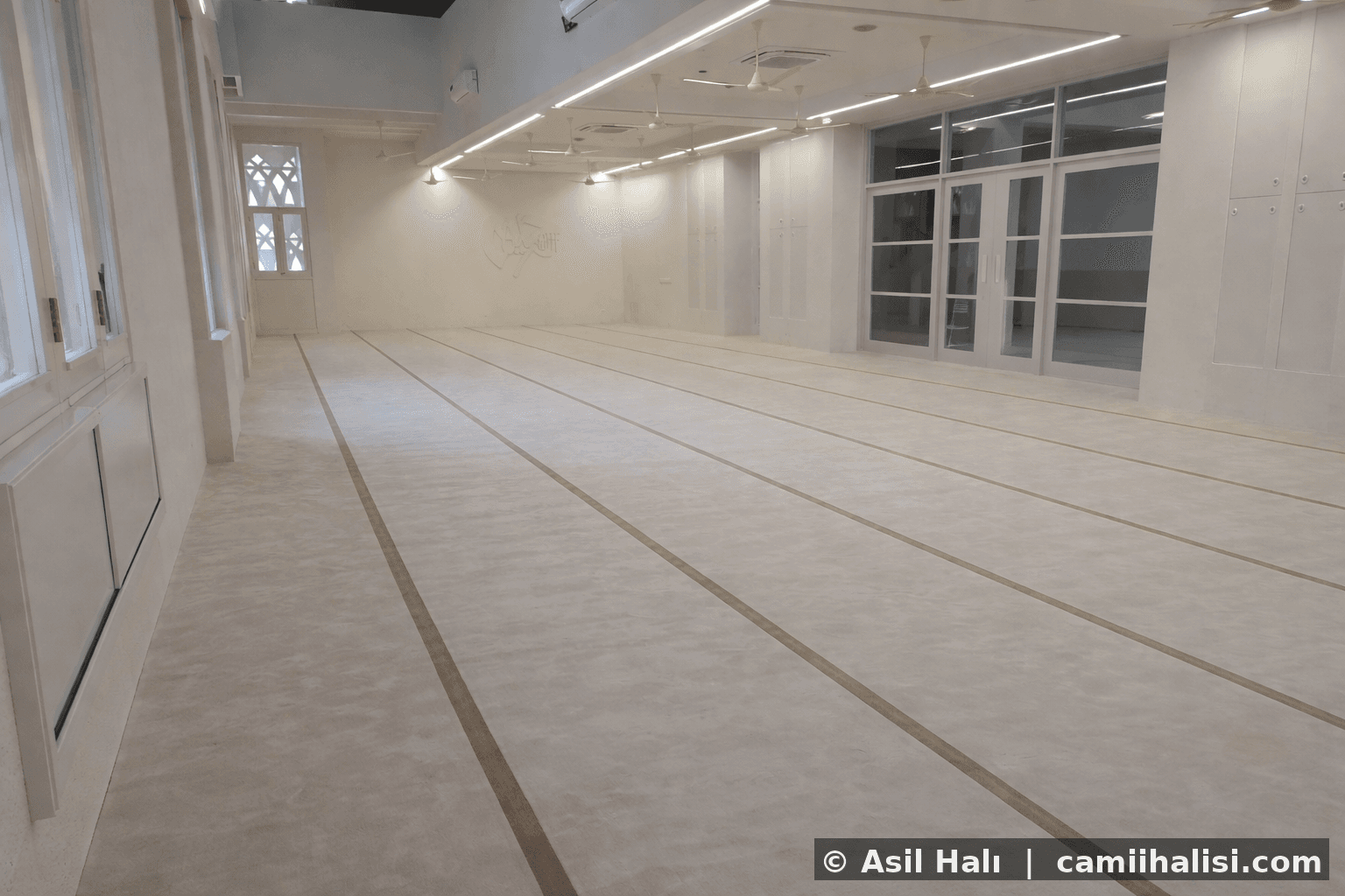 Göbekli akrilik cami halısı — merkezi motifli seccade deseni